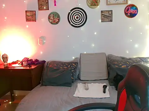 CoralShine live cam on StripChat