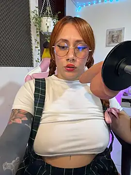 Luna_Paris_ live cam on StripChat