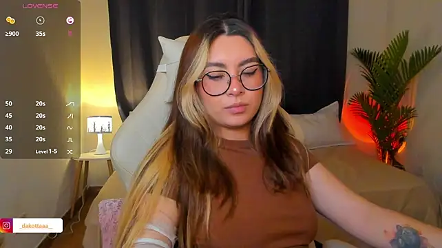 dakottaa_ live cam on StripChat