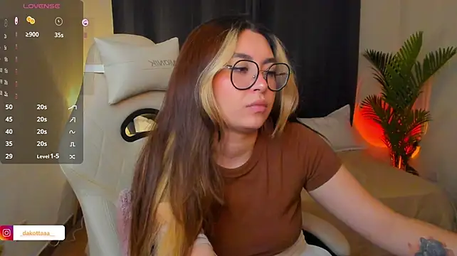 dakottaa_ live cam on StripChat