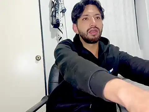 thomass1018 live cam on StripChat