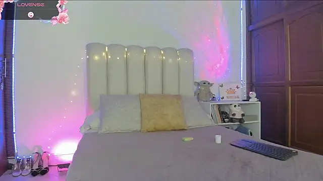 yelenaowens live cam on StripChat