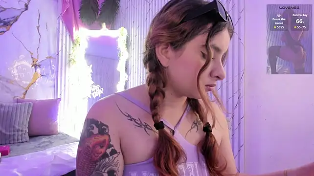 Naomy_tay1 live cam on StripChat
