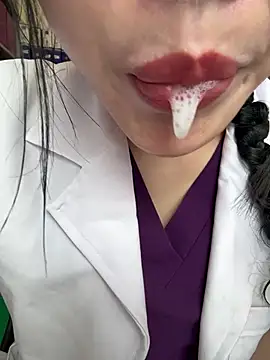 secretly_masturbating live cam on StripChat