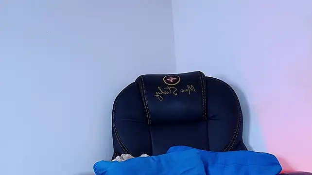 naomi_kyse live cam on StripChat