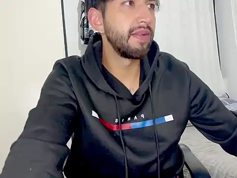 thomass1018 live cam on StripChat