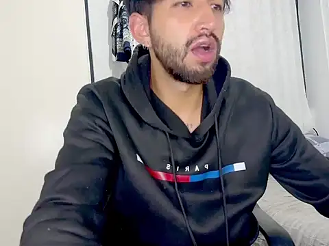 thomass1018 live cam on StripChat