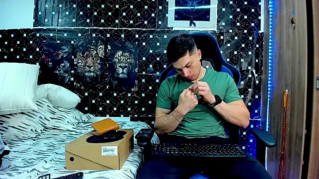 javiersexymann live cam on StripChat