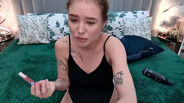CarolineTenders live sex cam