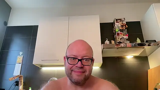 theitalianbear live cam on StripChat