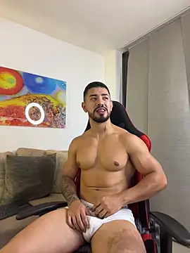 Ezzio_Scolaro live cam on StripChat