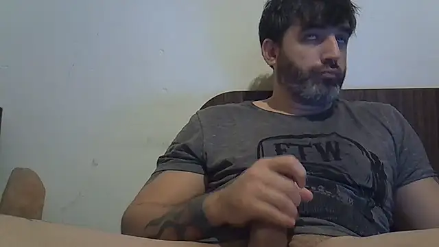 ozzypsico13 live cam on StripChat