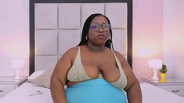 TreisyVixen live cam on StripChat
