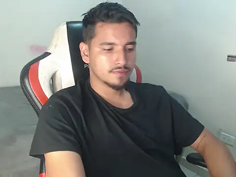 kylian_07 live cam on StripChat