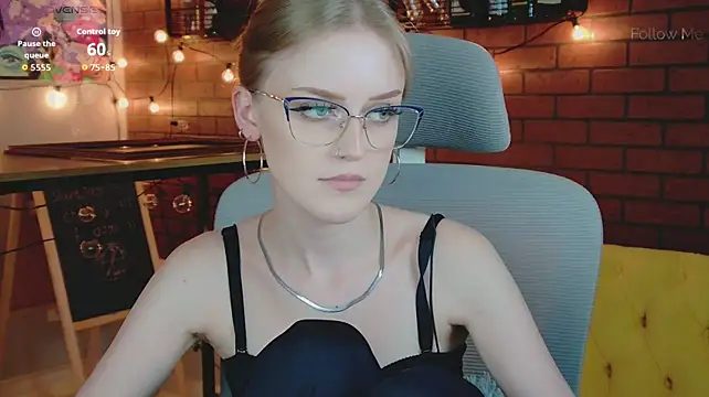 KiraMontoya live cam on StripChat