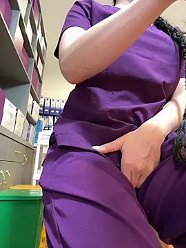 secretly_masturbating live cam on StripChat