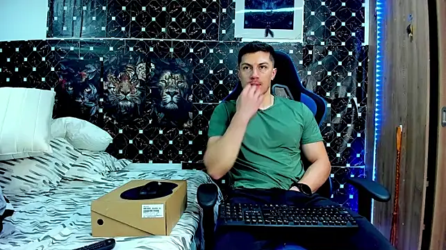 javiersexymann live cam on StripChat