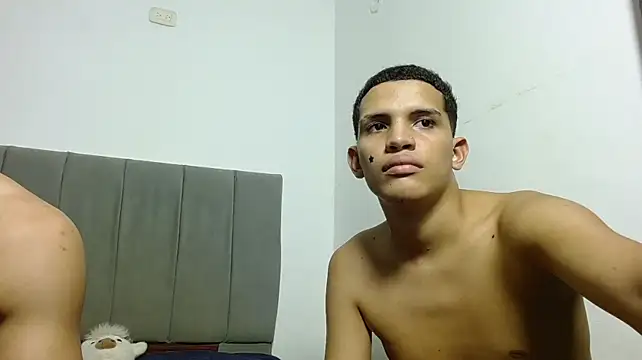 Jose_And_Daniel live cam on StripChat
