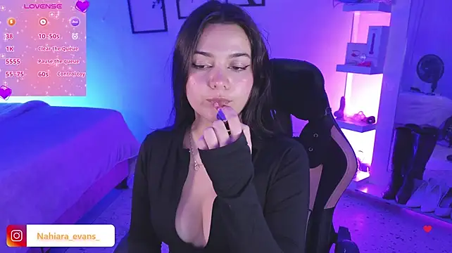 nahiaraevans_ (F young) - show boobs