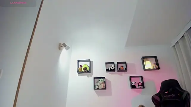 Biancastrongg live cam on StripChat