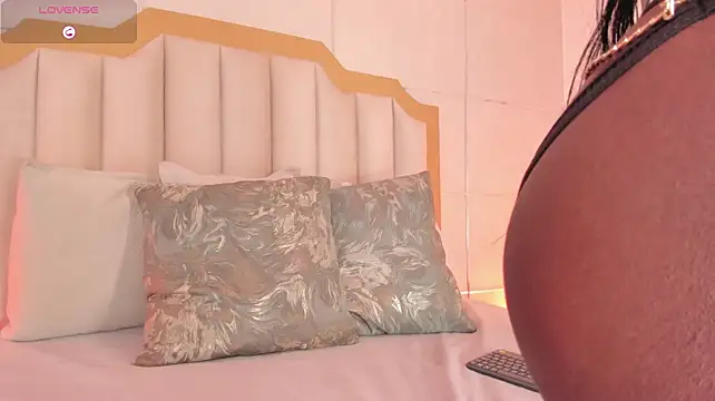 TahliaMoreau live cam on StripChat