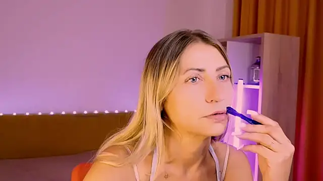 ZoeGrant live cam on StripChat