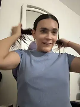 La-Gatiita-trans live cam on StripChat