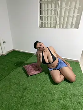 LiaaMoretzz live cam on StripChat