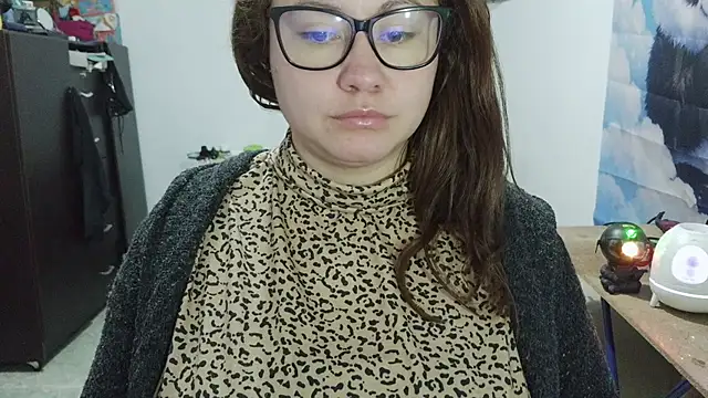 curly_greeneyed live cam on StripChat