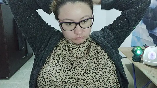 curly_greeneyed live cam on StripChat