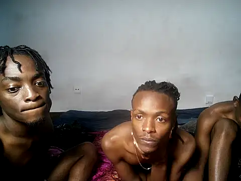 threemanias