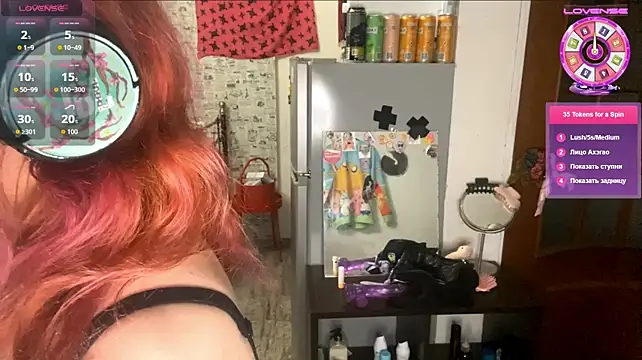 RedKittySquirrel live cam on StripChat
