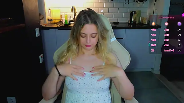 blonde_kellyy live cam on StripChat