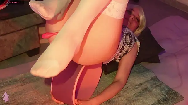 loidjanne (F young) - Ride dildo on the floor + squirt