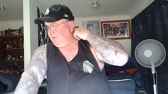 kinkyblueyes69 (M mature) - CLOTHES OFF NUDE