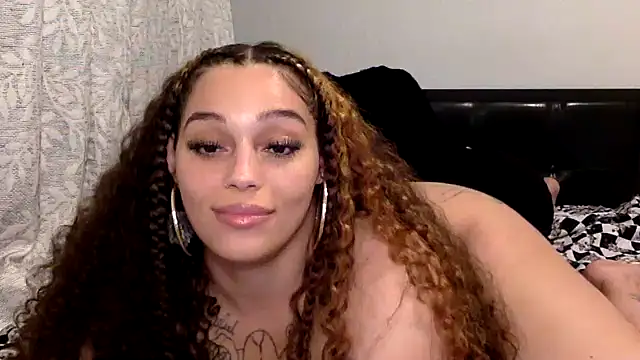 sapphirestorm8 live cam on StripChat