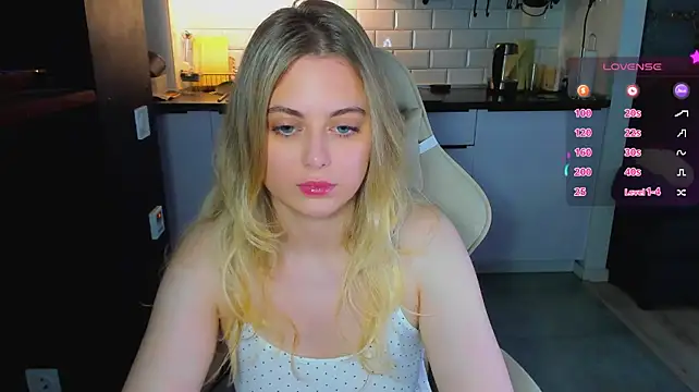 blonde_kellyy live cam on StripChat