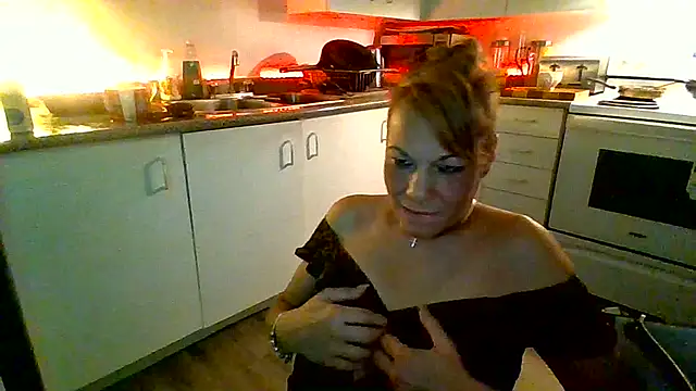 BadGal4480 live cam on StripChat