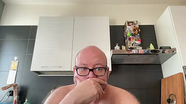 theitalianbear live cam on StripChat