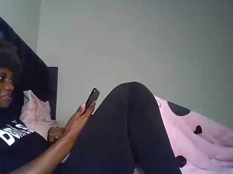 Smalltittsbigass live cam on StripChat