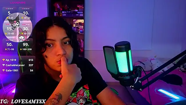 Lovelyamyy live cam on StripChat
