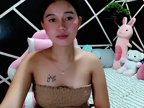urgirl_mikah live cam on StripChat
