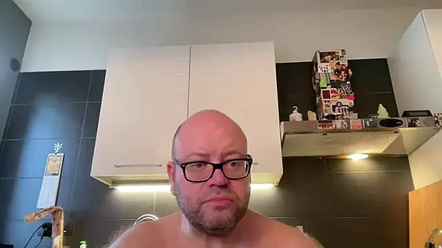 theitalianbear live cam on StripChat