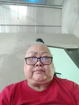 YourMomy- live cam on StripChat