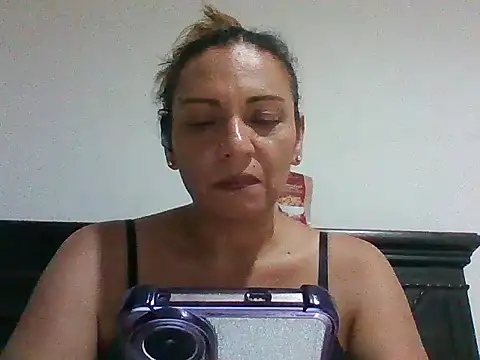 HallyGirlHot live cam on StripChat