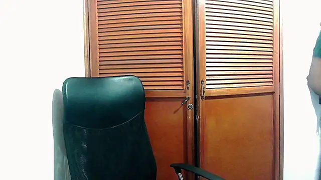 TouchDaddy4 live cam on StripChat
