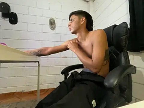 Max_TheHorseDick live cam on StripChat