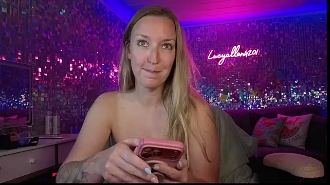 lucyallen4201 live cam on StripChat