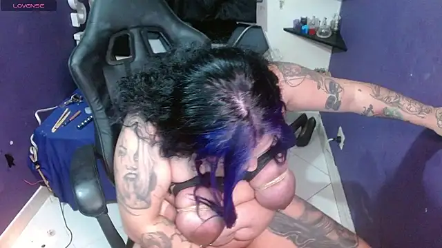 Alexa_Slavehot777 live cam on StripChat