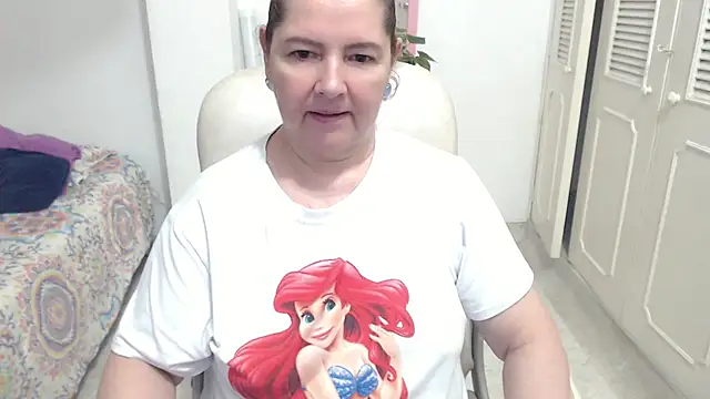leonela_69 live cam on StripChat